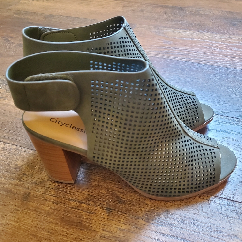 Block Heel olive green size 10 NWOT